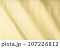 黄色い布のテクスチャ 107228812