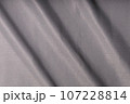 グレーの布のテクスチャ 107228814