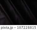 黒い布のテクスチャ 107228815