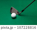 使い込んだゴルフクラブとゴルフボール 107228816