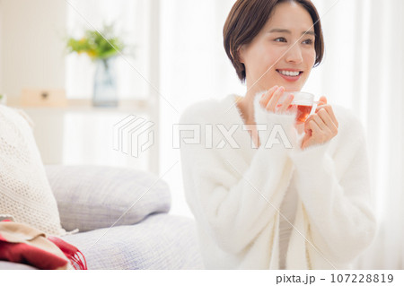リビングでくつろぐ女性 リビングでくつろぐ女性 107228819