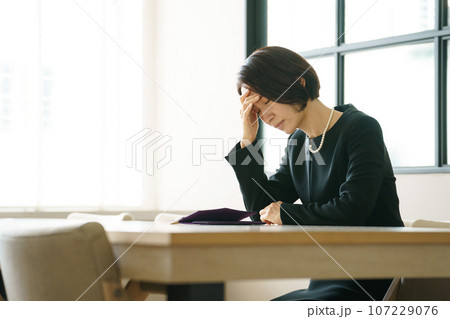 1人で悲しむ喪服の女性 1人で悲しむ喪服の女性 107229076