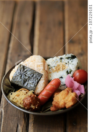 鮭おにぎりとワカメおにぎりのワンプレートごはん 107229101