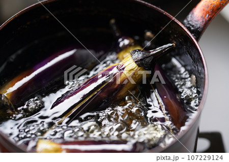 翡翠ナス作り　氷にとったナスの素揚げ　 107229124