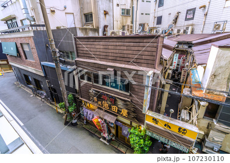 日本の横浜都市景観 9月。横浜駅前の飲み屋街・狸小路などを望む 107230110