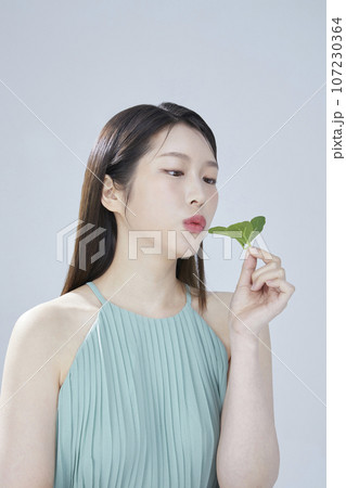 beauty concept photo of korean asain beautiful woman with cosmetic beauty concept photo of korean asain beautiful woman with cosmetic 107230364