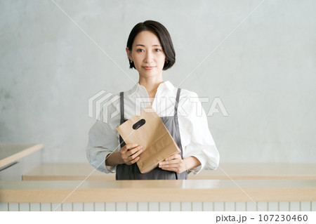 カフェで働く女性の画像 カフェで働く女性の画像 107230460