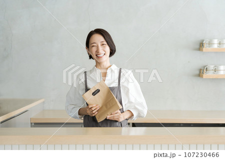 カフェで働く女性の画像 107230466