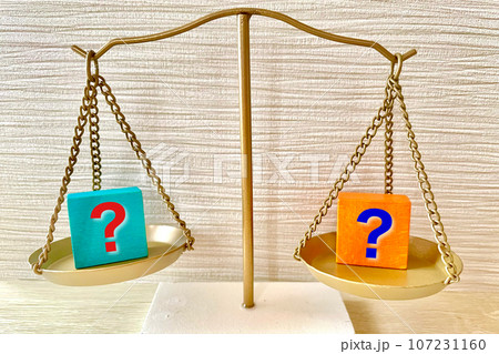 2つを天秤にかける　どっちが良いか選ぶ 107231160