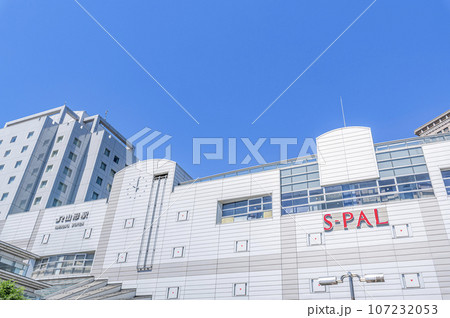 山形県山形市　晴天のJR山形駅（東口） 107232053