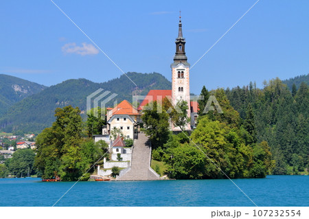 南欧スロヴェニアのブレッド湖 ターコイズブルーの湖面に浮かぶブレッド島と聖母被昇天教会 南欧スロヴェニアのブレッド湖 ターコイズブルーの湖面に浮かぶブレッド島と聖母被昇天教会 107232554