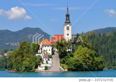 南欧スロヴェニアのブレッド湖　ターコイズブルーの湖面に浮かぶブレッド島と聖母被昇天教会 107232556