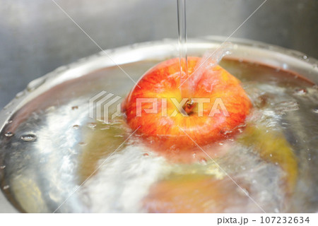 リンゴ 水洗い リンゴ 水洗い 107232634