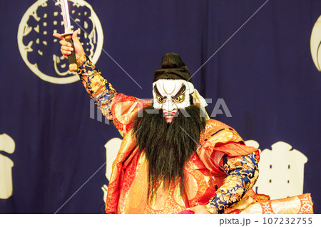 【極彩色】備中神楽面 須佐之男命 スサノオ 魔除け 縁起物 張り子 飾り面 石見神楽のスサノオノミコトの写真素材 [107232755] - PIXTA