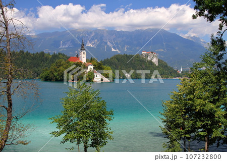 南欧スロヴェニアのブレッド湖 湖面に浮かぶブレッド島の聖母被昇天教会とブレッド城とユリアンアルプス 南欧スロヴェニアのブレッド湖 湖面に浮かぶブレッド島の聖母被昇天教会とブレッド城とユリアンアルプス 107232800