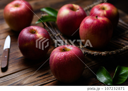 とっても甘い りんご（ りんご ） 林檎　（ 古板黒背景 ） 107232871