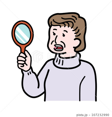 口を開けて手鏡で口の中をチェックするシニア女性 107232990