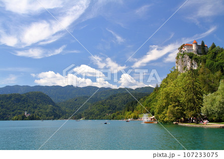 南欧スロヴェニアのブレッド湖　ターコイズブルーの湖岸の断崖の上に建つブレッド城 107233075