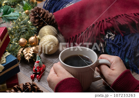 コーヒー　クリスマス  手元 107233263
