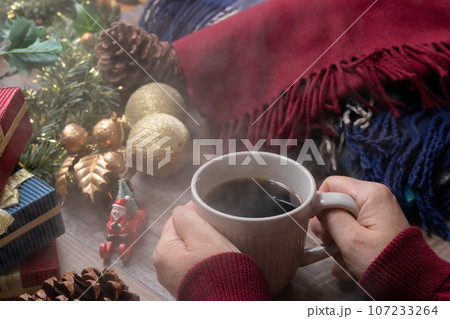 コーヒー　クリスマス  手元 107233264