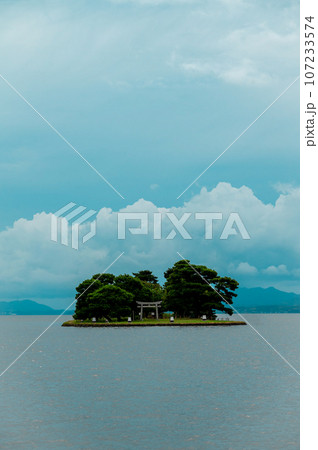 湖に浮かぶ島 107233574