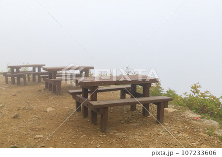 霧の中の展望デッキ 107233606