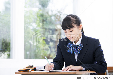 授業を受ける女子高生 107234207