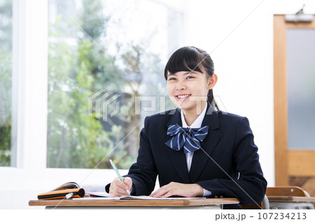 授業を受ける女子高生　笑顔 107234213
