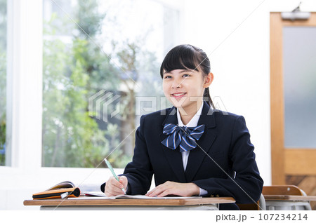 授業を受ける女子高生　笑顔 107234214