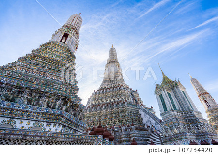 タイの暁の寺　ワットアルン（2023年撮影） 107234420