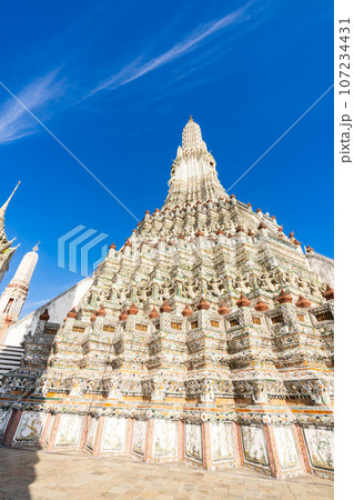 タイの暁の寺　ワットアルン（2023年撮影） 107234431
