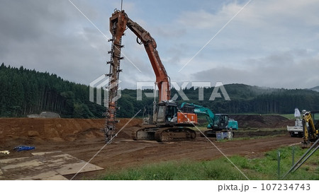 工事現場の重機 工事現場の重機 107234743