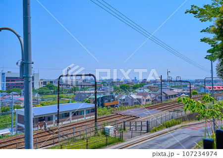 新緑の東京都稲城市東長沼の七曲見晴児童公園から北側の眺望 107234974