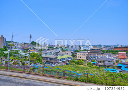 新緑の東京都稲城市東長沼の七曲見晴児童公園付近から北側の眺望 107234982