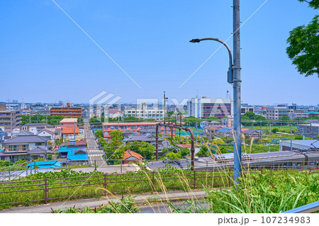 新緑の東京都稲城市東長沼の七曲見晴児童公園付近から北側の眺望 107234983