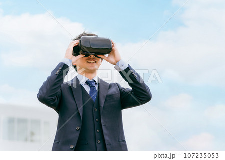 VRゴーグルをつけてバーチャルリアリティ・メタバースを体験するビジネスマン・研修 VRゴーグルをつけてバーチャルリアリティ・メタバースを体験するビジネスマン・研修 107235053