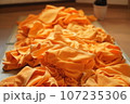 無造作に投げ出されたたくさんの黄色いタオル 107235306