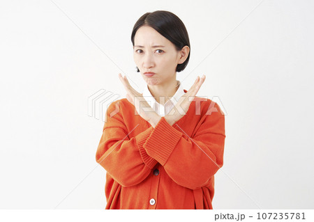 腕でばつ印のジェスチャーをする女性　白背景 107235781