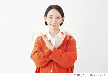 腕でばつ印のジェスチャーをする女性 白背景 腕でばつ印のジェスチャーをする女性 白背景 107235783