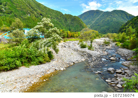 宝橋/蒲田川より上流方向(たから流路工)を望む(岐阜県高山市)【2023.9】 宝橋/蒲田川より上流方向(たから流路工)を望む(岐阜県高山市)【2023.9】 107236074
