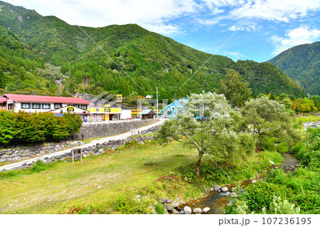 宝橋/蒲田川より上流(洞谷橋)方向を望む(岐阜県高山市)【2023.9】 宝橋/蒲田川より上流(洞谷橋)方向を望む(岐阜県高山市)【2023.9】 107236195
