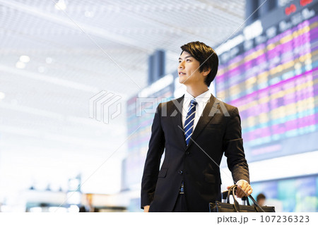 空港から出張をする若いビジネスマン 107236323