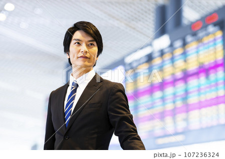 空港から出張をする若いビジネスマン 107236324