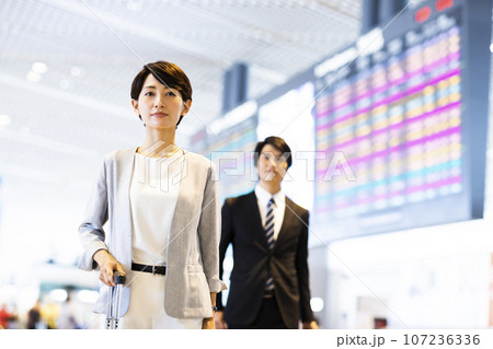 空港から出張をする若い男女のビジネスマン 空港から出張をする若い男女のビジネスマン 107236336