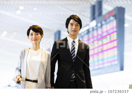 空港から出張をする若い男女のビジネスマン 空港から出張をする若い男女のビジネスマン 107236337