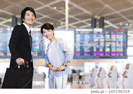 空港から出張をする若い男女のビジネスマン 107236354