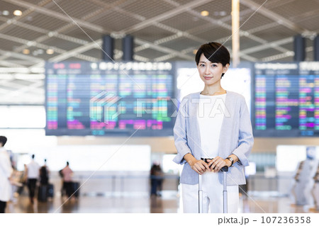 空港から出張をする若いビジネスウーマン 107236358