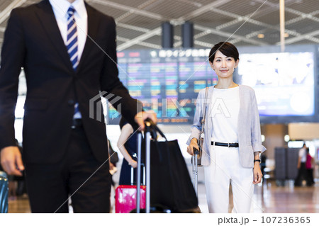 空港から出張をする若いビジネスウーマン 107236365