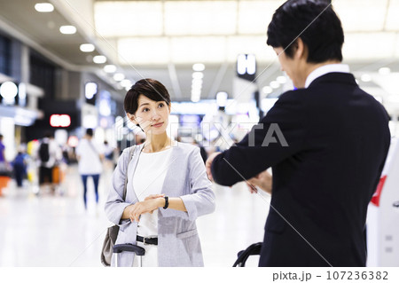 空港から出張をする若い男女のビジネスマン 空港から出張をする若い男女のビジネスマン 107236382