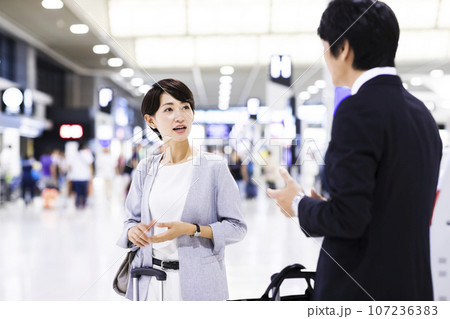 空港から出張をする若い男女のビジネスマン 107236383